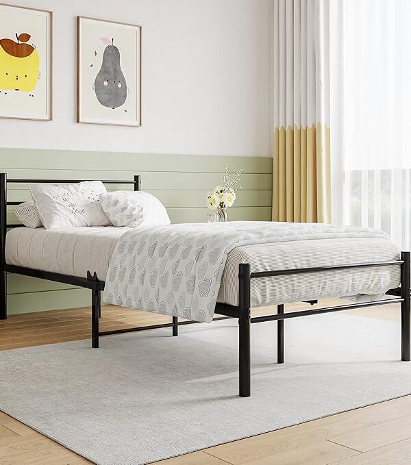 Modernes Metallbett mit Lattenrost und Kopfteil